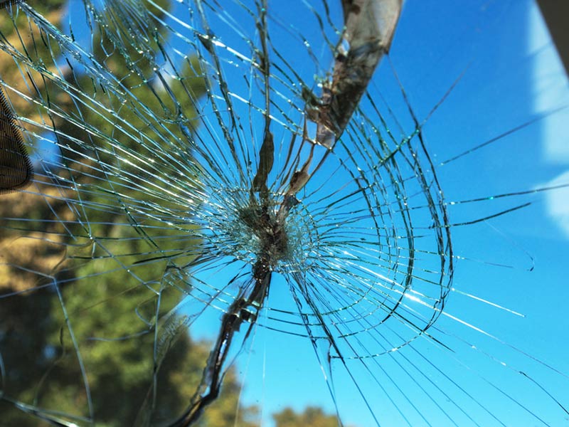 破损的挡风玻璃玻璃